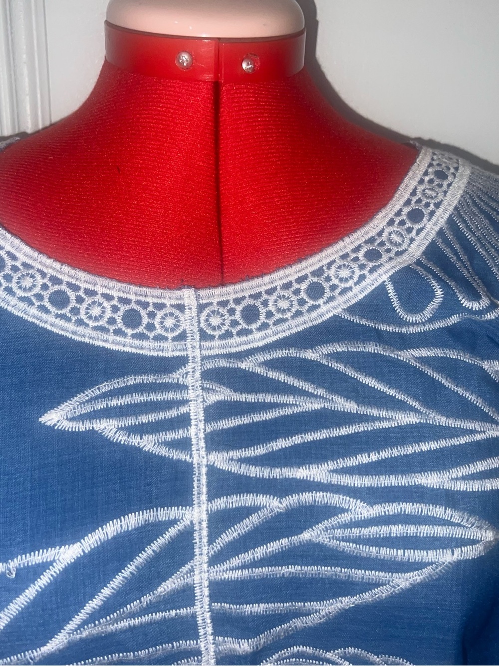 Chico’s Womens Blue Floral Embroidered Boatneck Top size L (2) - Picture 4 of 8